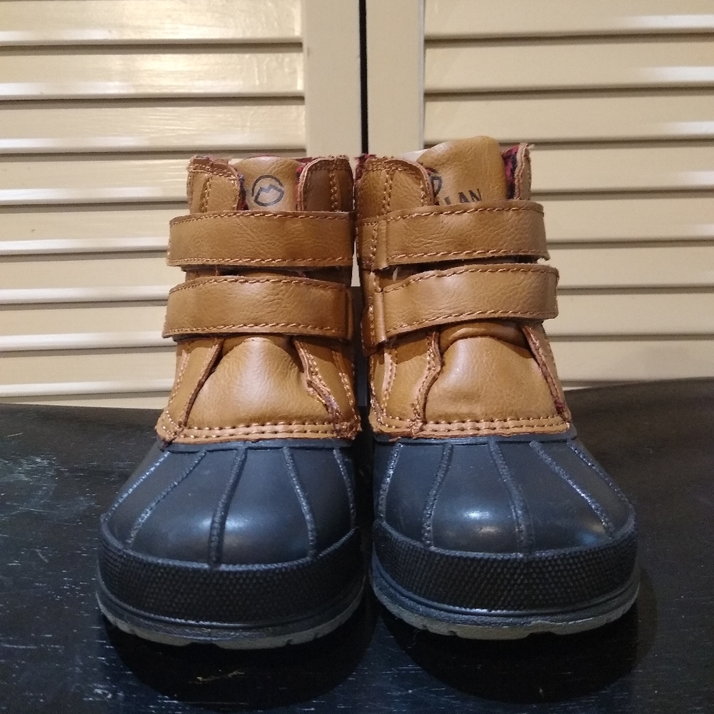 Magellan Outdoors Kids Size 8 Waterproof Winter Snow Boots NWT